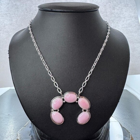 Jewelry - Native American Sterling Silver 5 Oval Pink Conch Naja Pendant W/Chain For Women